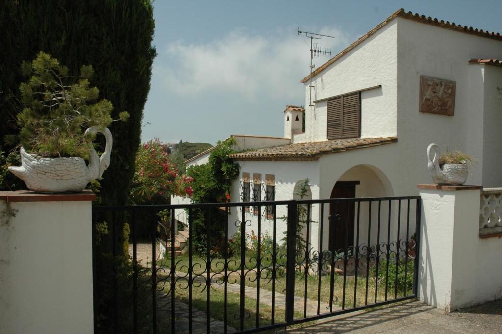 普拉加德阿罗Xicu Moner-Platja d'Aro-Costa Brava的白色房子前面的黑色围栏