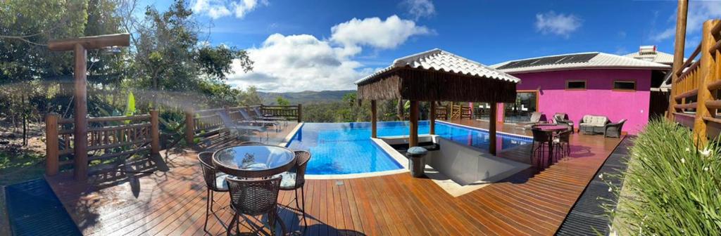 戈亚斯州上帕莱索Villa Tereza的一个带游泳池和房子的木甲板