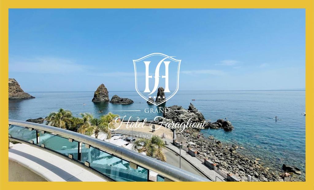 阿茨特雷扎Grand Hotel Faraglioni的海滨度假胜地的标志