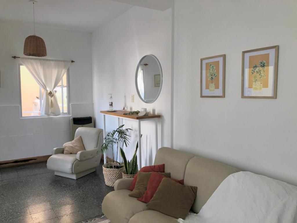 费德拉西翁Residencia del Norte的客厅配有沙发、两把椅子和镜子