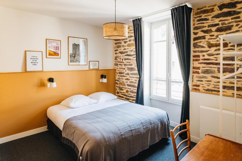 雷恩Les Chouettes Hostel的酒店客房设有床和窗户。