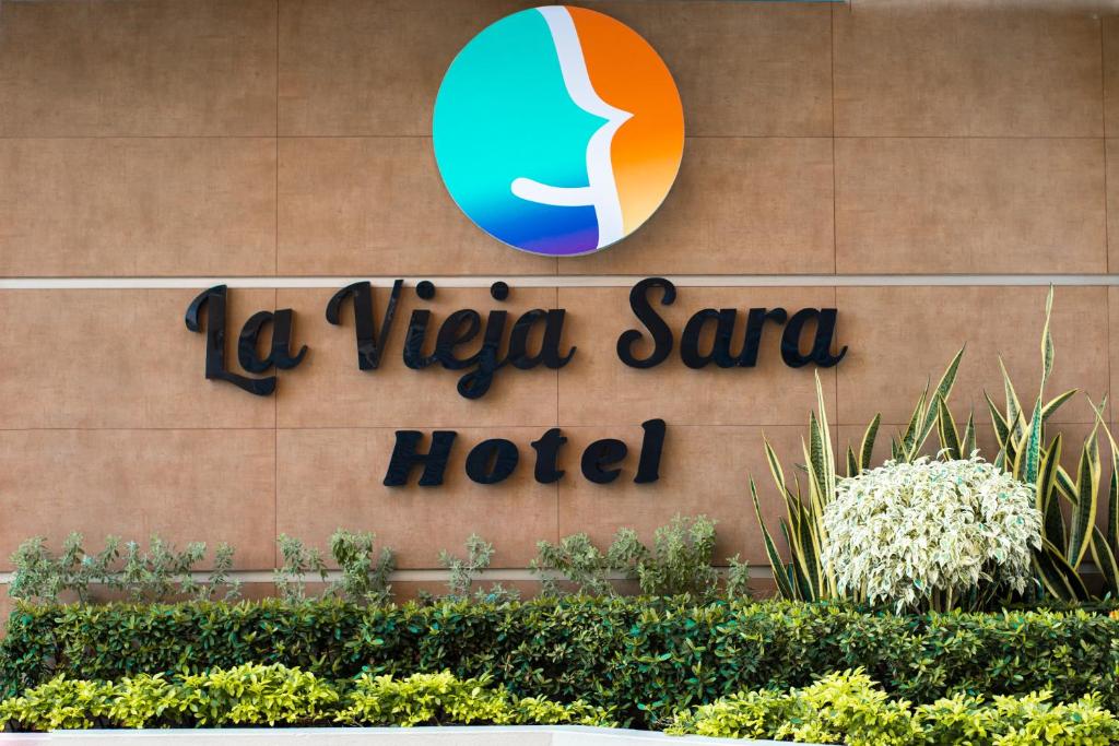 里奥阿查HOTEL LA VIEJA SARA RIOHACHA的坎塔克拉拉酒店标志