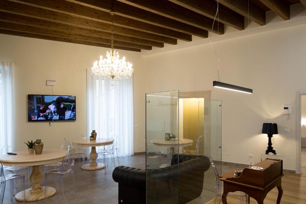 拉奎拉B&B Costa Masciarelli的客厅配有2张桌子和吊灯。