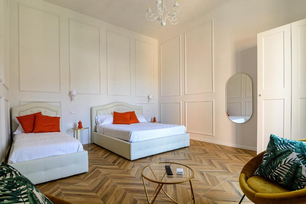 阿格罗波利agropoli luxury home的一间卧室配有两张床、一张沙发和一张桌子