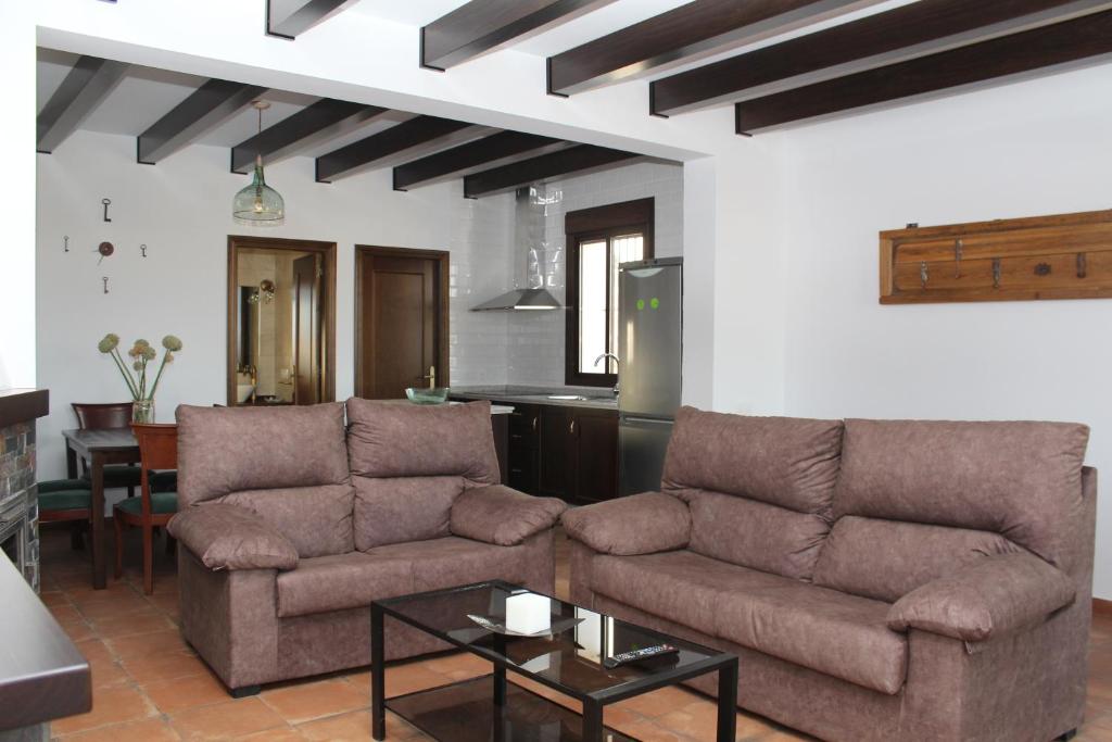 查兹拉德拉谢拉Mirador del Sotillo的客厅配有两张沙发和一张桌子