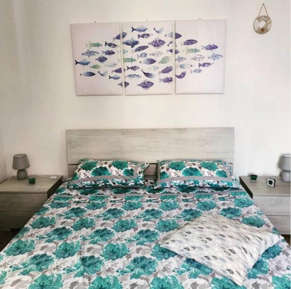 拉瓦尼亚The Beach House的一间卧室配有一张带绿色和白色被子的床