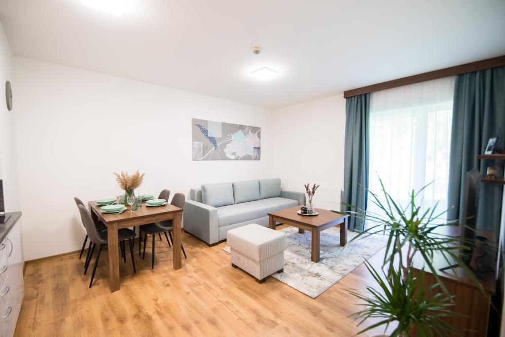 迪马诺卡多林纳Galeria Apartments的客厅配有沙发和桌子