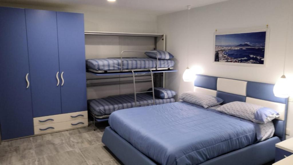 卡斯特拉玛雷帝斯达比亚Maria e Antonio Blu的一间卧室设有两张双层床和蓝色的橱柜。