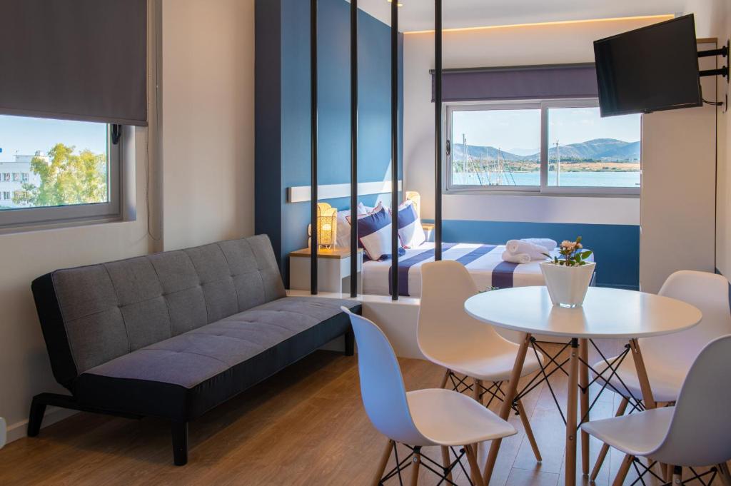 沃洛斯Central Marine Flat的客厅配有沙发、桌子和床。