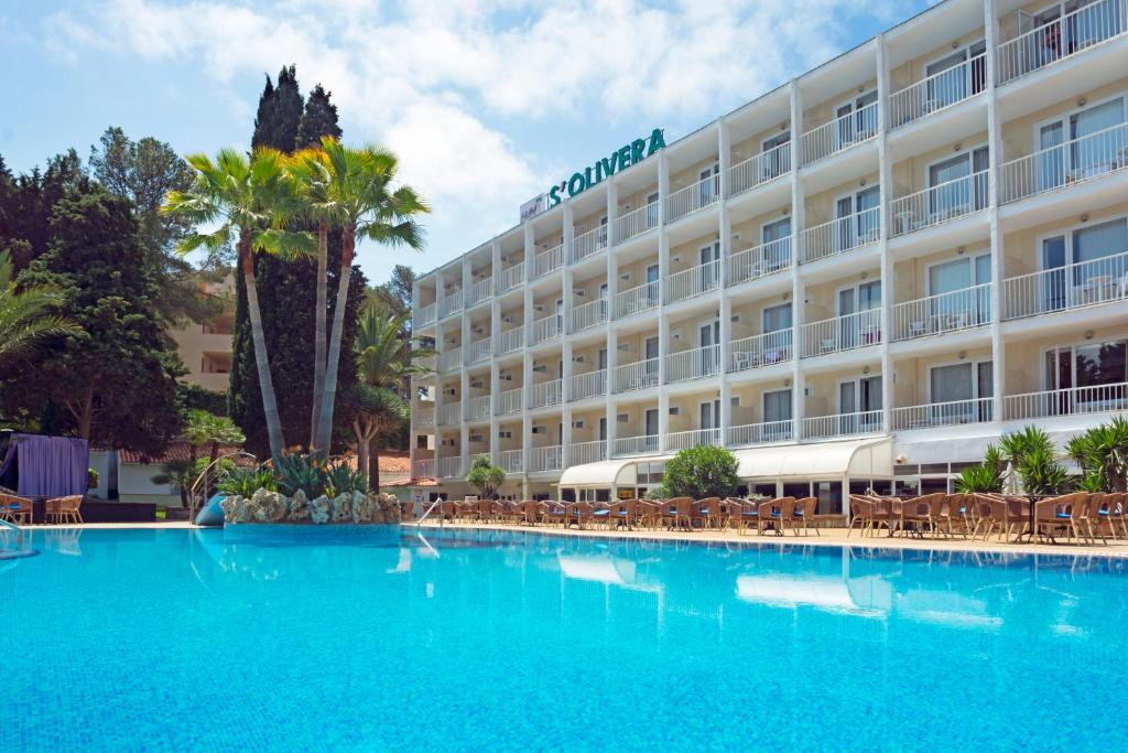 帕格拉HSM Solivera的设有一个大型游泳池和椅子的酒店
