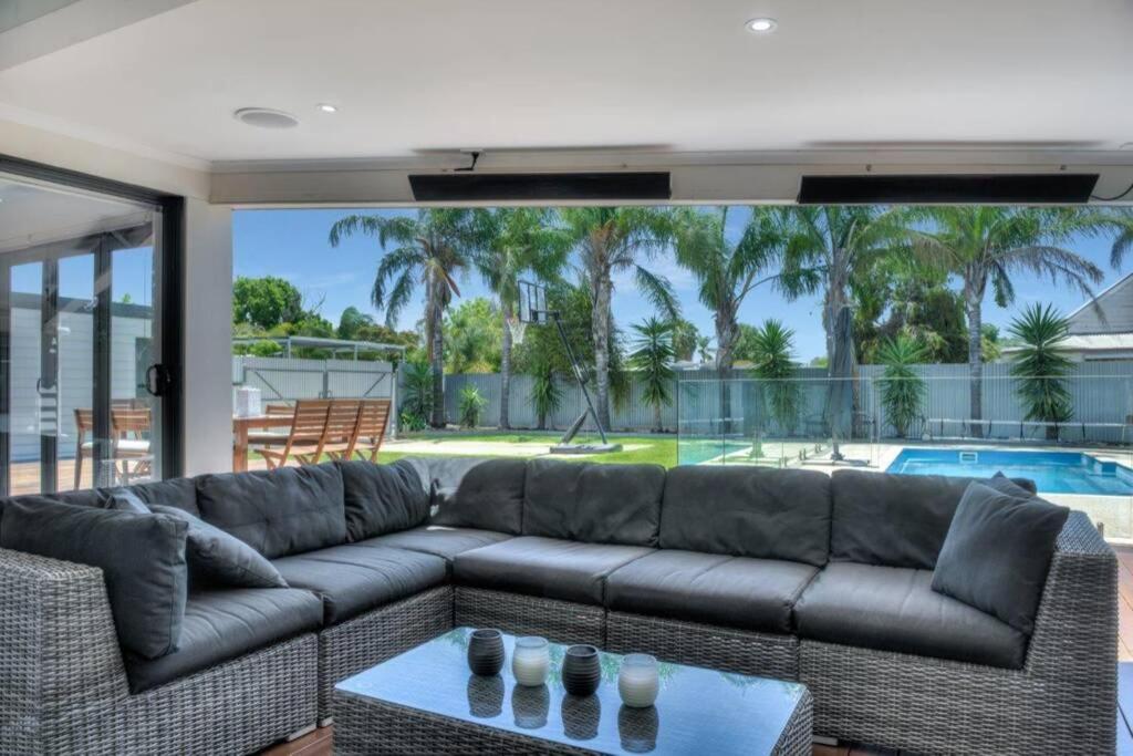 莫阿马Malibu Palms - Echuca Holiday Homes的客厅配有沙发和桌子