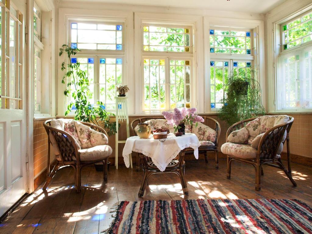 利耶帕亚艾泽拉玛雅酒店的一间带桌椅和窗户的用餐室