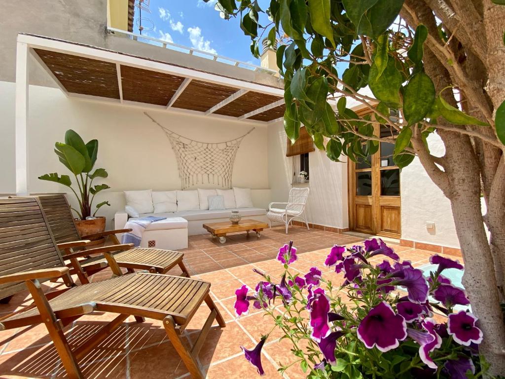 马略卡岛帕尔马Ca'n Perlita的天井配有沙发、桌子和鲜花