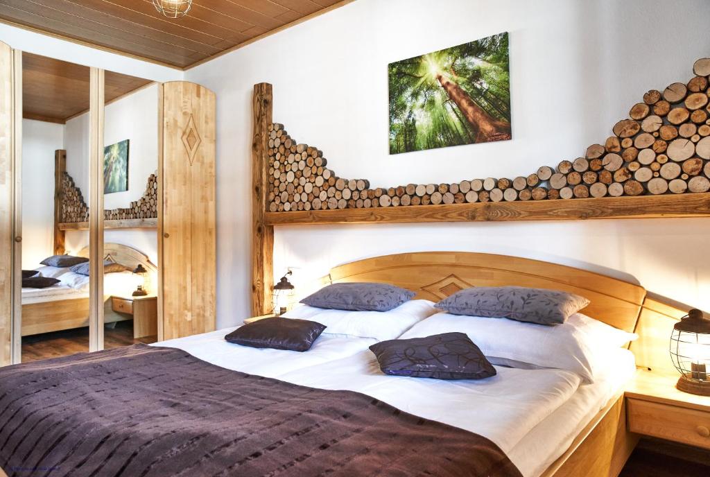 拉肯霍夫Ferienwohnung Bergerlebnis Ötscher的一间卧室配有一张大床和木制床头板