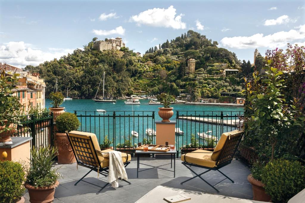 波托菲诺Splendido Mare, A Belmond Hotel, Portofino的阳台配有椅子,享有水景