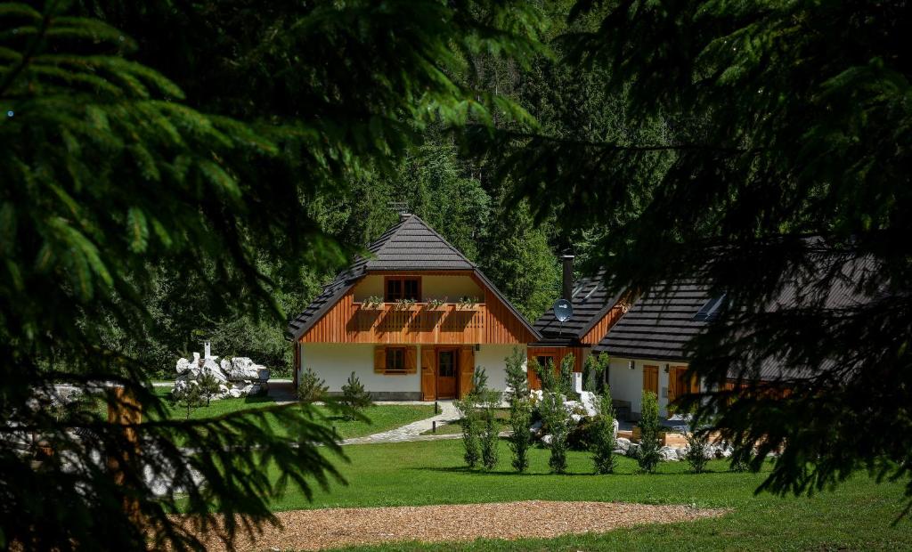 索卡JULIAN VILLAGE LEPENA的绿色庭院上一座黑屋顶的房子