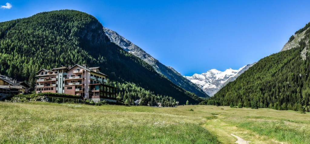 科涅罗莱夏朵精品酒店及Spa的坐落在一个以山脉为背景的山谷中的酒店