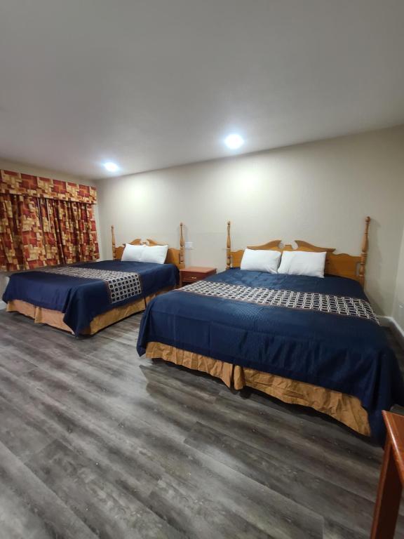 克拉马斯福尔斯豪华套房酒店的一间酒店客房,房间内设有两张床