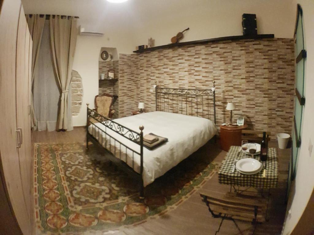 莫尔费塔La chiè的一间卧室设有一张床和砖墙