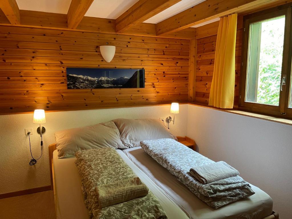 布拉腾Chalet Sonnenröschen的卧室配有一张床铺,墙上配有电视