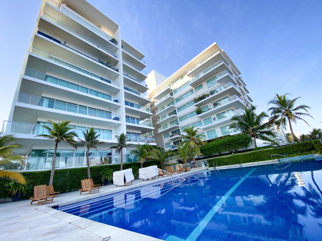 卡塔赫纳Apartamento en Cartagena con vista al mar的一座大建筑前的游泳池