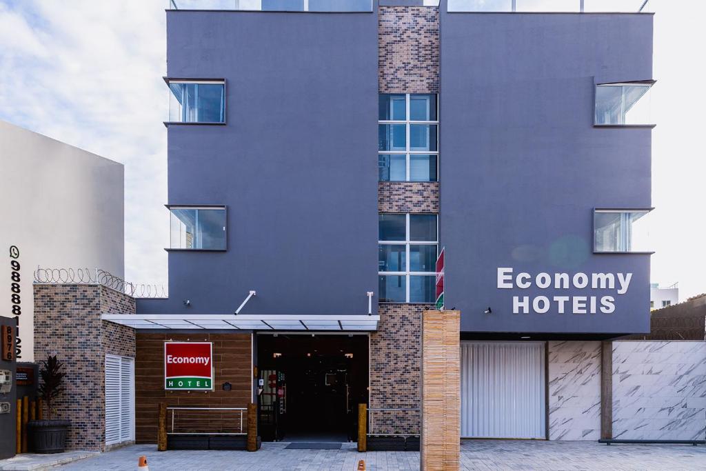 纳塔尔Economy Hotel的一座建筑,上面标有读经济型酒店的标志