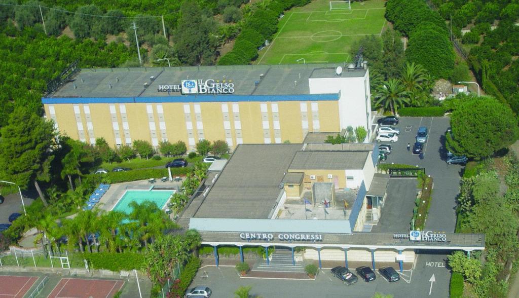 米斯泰尔比安科盖索比安科二号酒店的汽车经销商大楼的头顶景观