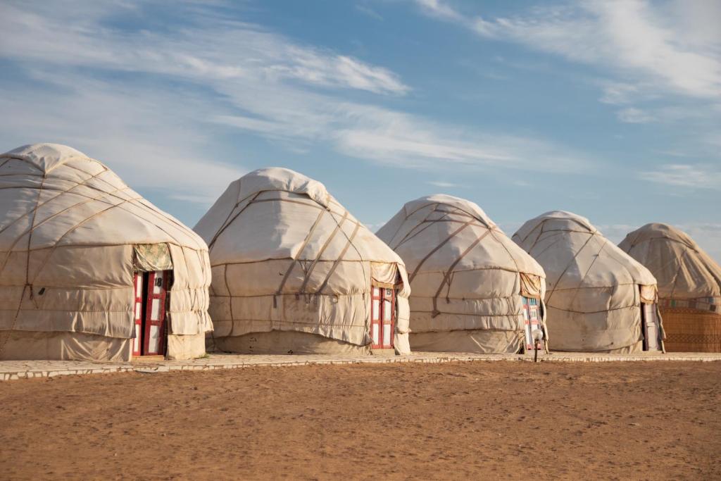 TaldyAidar Yurt Camp的沙漠中间的一群圆顶