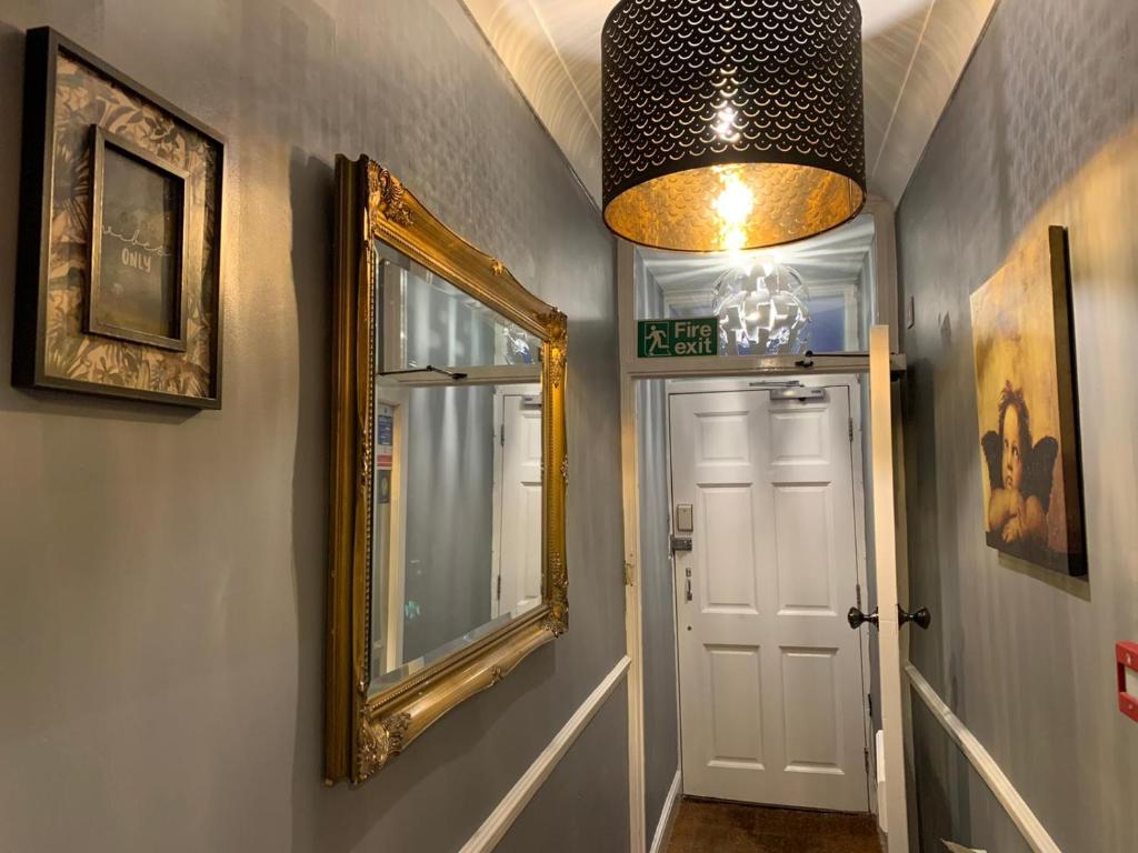 布莱顿霍夫Weslie Guest House的走廊上设有镜子和门