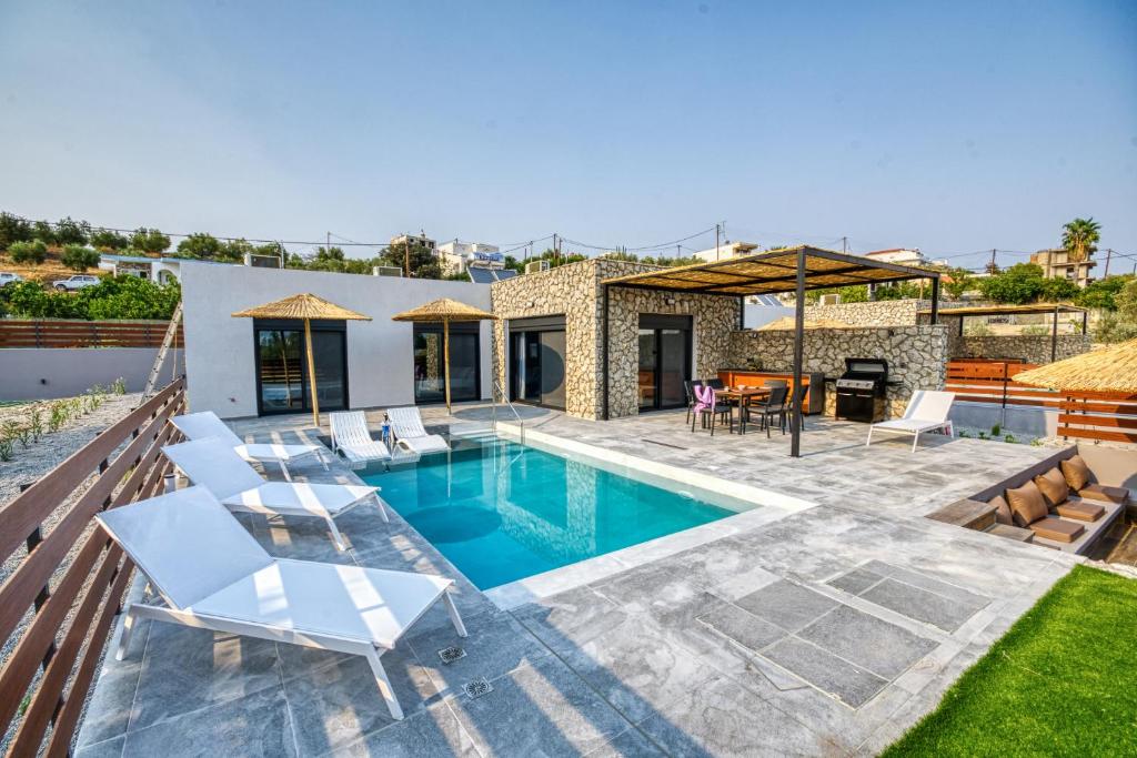 拉多斯Terra Secreta Luxury Villas的一个带游泳池和庭院的别墅