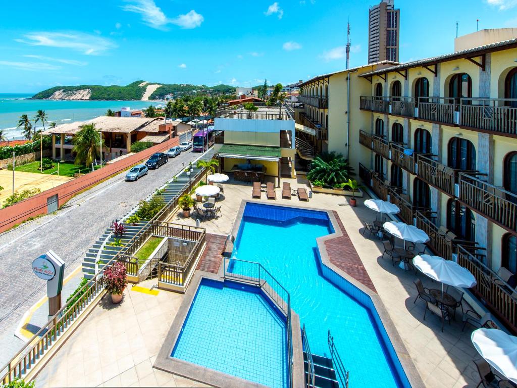 纳塔尔Rede Andrade Comfort的享有酒店空中美景,设有游泳池