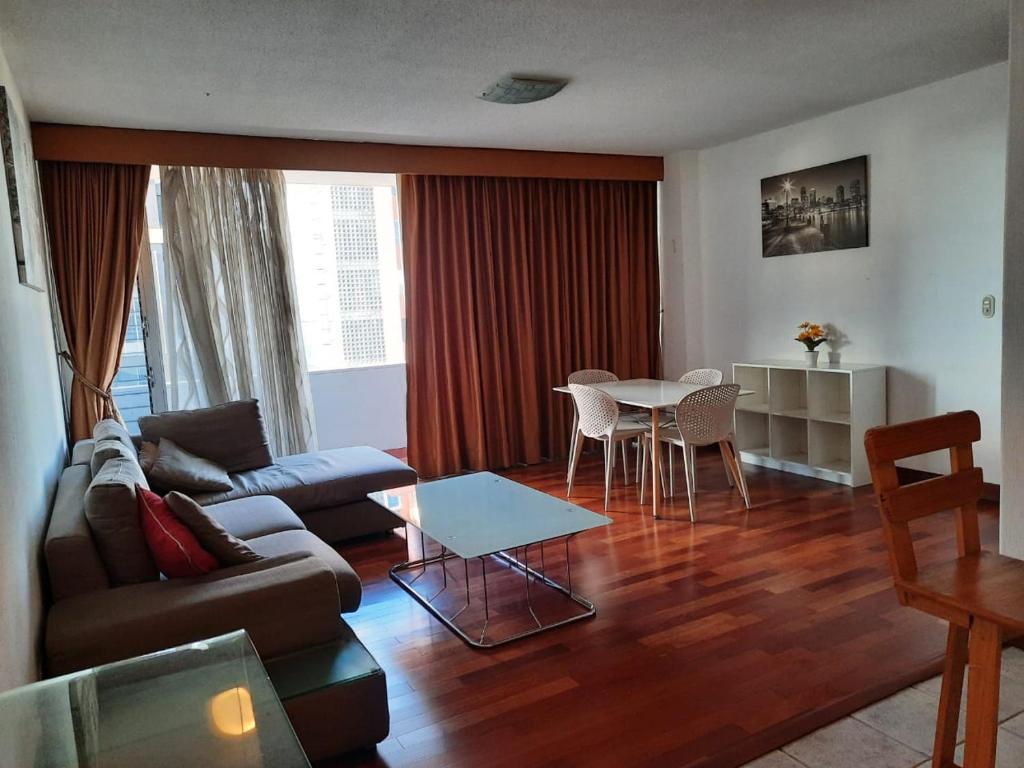 危地马拉Apartamento 908 Cortijo Reforma zona 9的客厅配有沙发和桌子