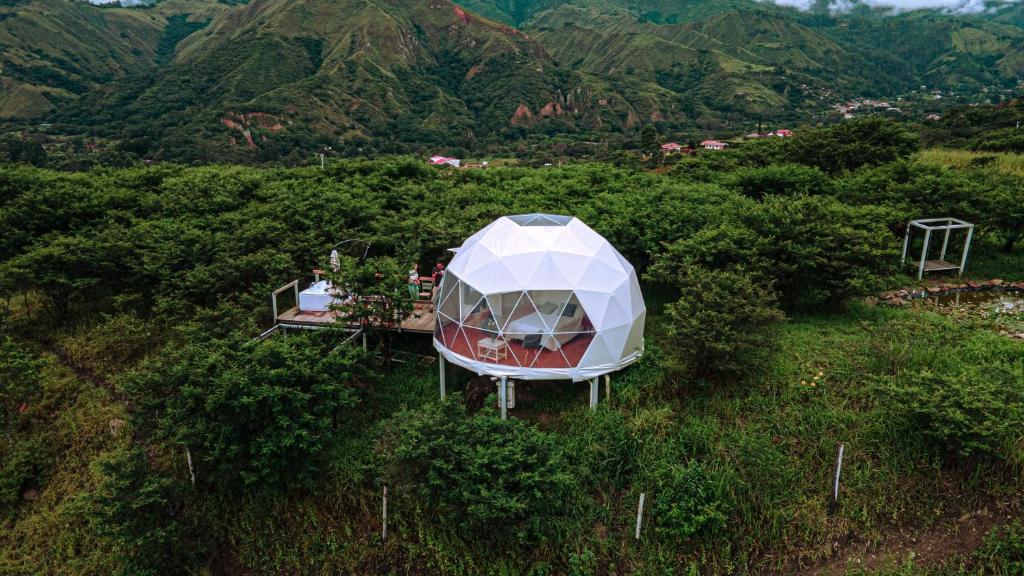 洛哈VíaLáctea Glamping的野外圆帐篷的空中景观