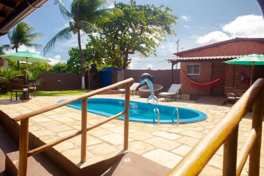 费尔南多 - 迪诺罗尼亚Noronha Good Vibes Hostel的后院带滑梯的游泳池