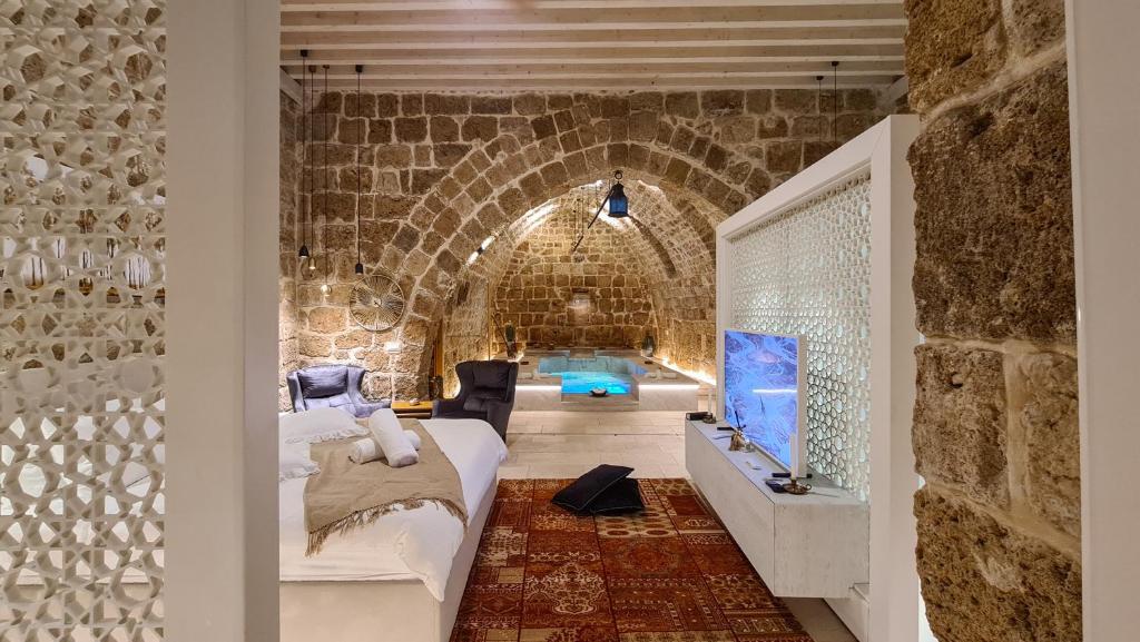 阿卡Dalaa的卧室配有砖墙内的床铺