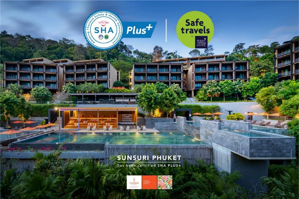 奈汉海滩Sunsuri Phuket - SHA Plus的 ⁇ 染带游泳池的度假村
