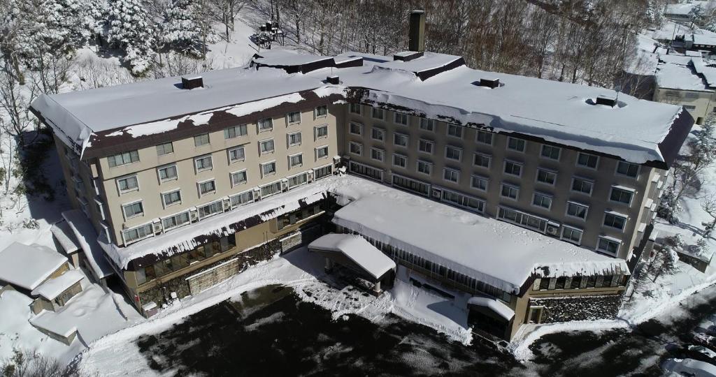 山之内町志贺百樂酒店的天空中白雪覆盖的建筑