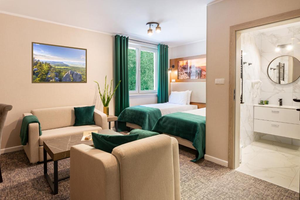 库多瓦-兹德鲁伊Apartamenty i pokoje Montana的酒店客房,配有床和沙发
