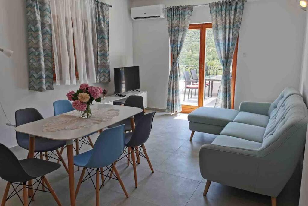 科尔丘拉Deluxe apartman “ Koromačna”的客厅配有桌椅和沙发