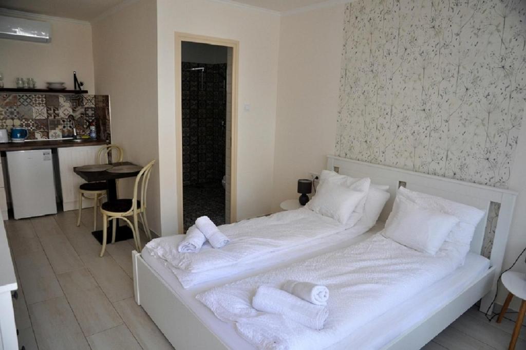毛科River Apartment的卧室配有白色床和毛巾
