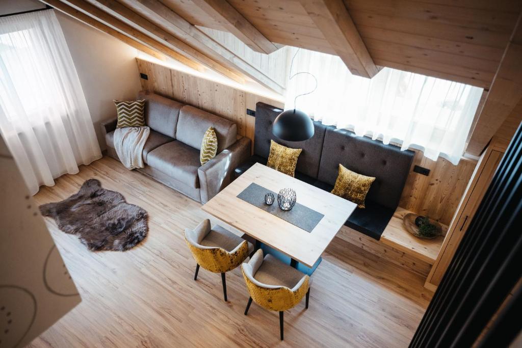 圣维吉利奥Alpine Chalet Sauter的享有带桌子和沙发的客厅的顶部景色。