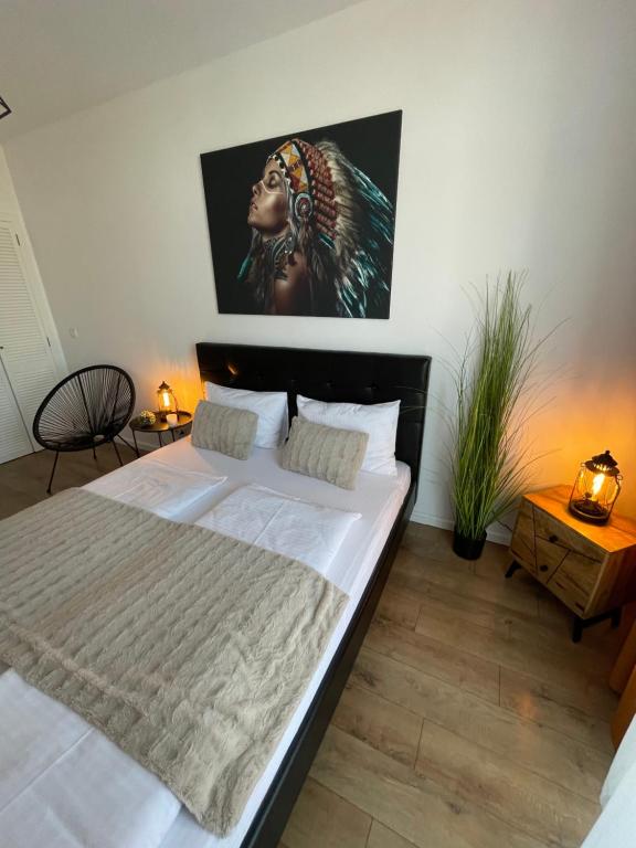 萨图马雷SOLE Apartment 2的一间卧室配有一张壁画床