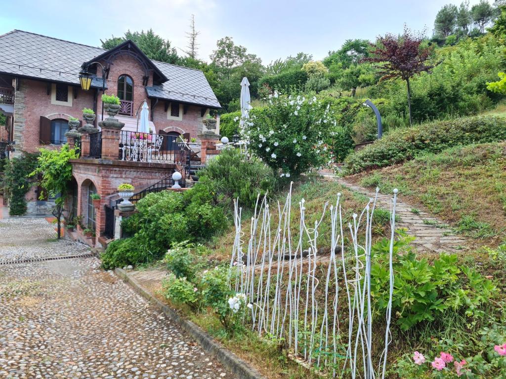 阿尔巴Villa La Favorita的花园前带围栏的房子