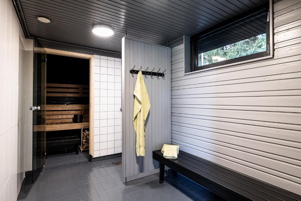 海门林纳Guesthouse Solbacka Iittala的步入式淋浴间、长凳和窗户