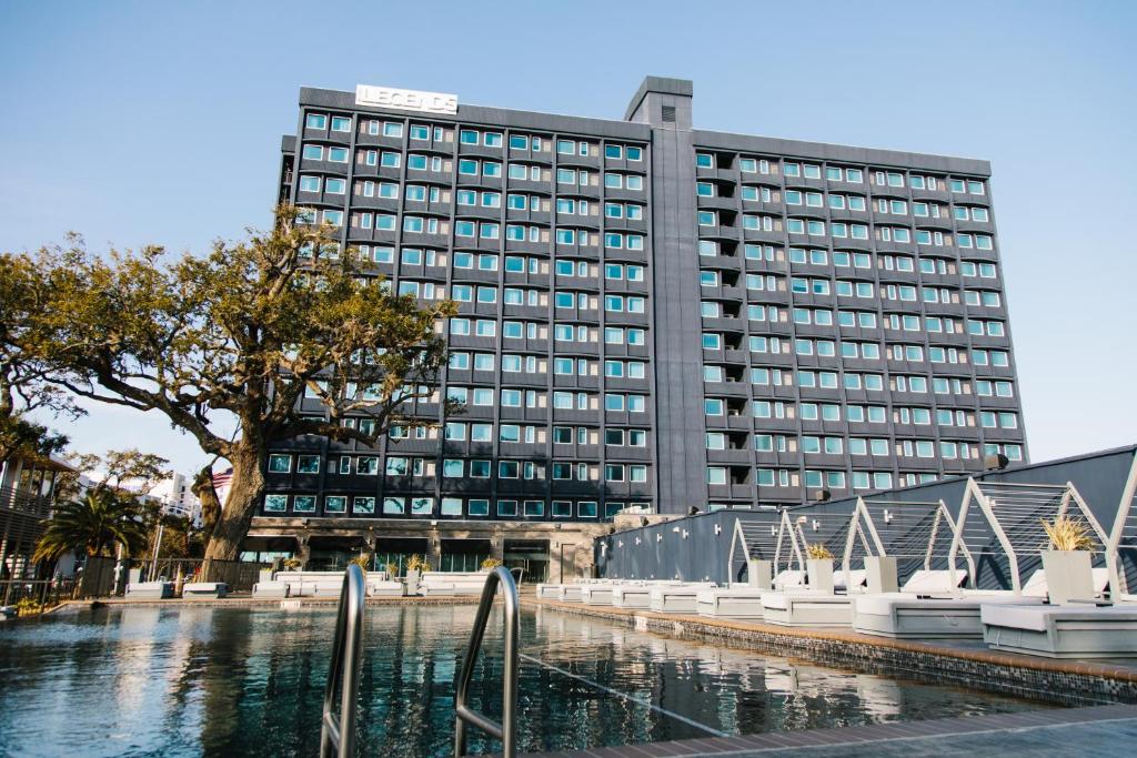 比洛克西Hotel Legends的建筑前有水池的建筑