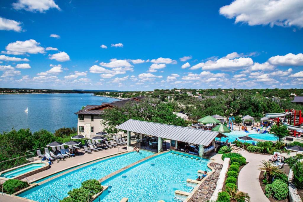 莱克韦Lakeway Resort & Spa的享有度假村游泳池的空中景致