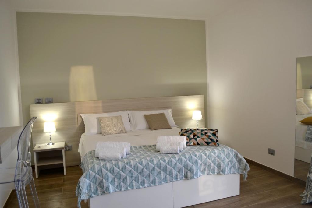 圣多米尼卡B&B Trepo Santa Domenica的一间卧室配有一张大床和两个枕头