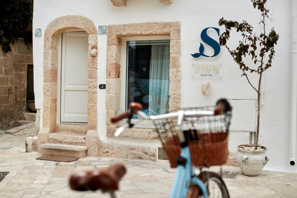 滨海波利尼亚诺Dei Serafini的停在商店前的一辆蓝色自行车