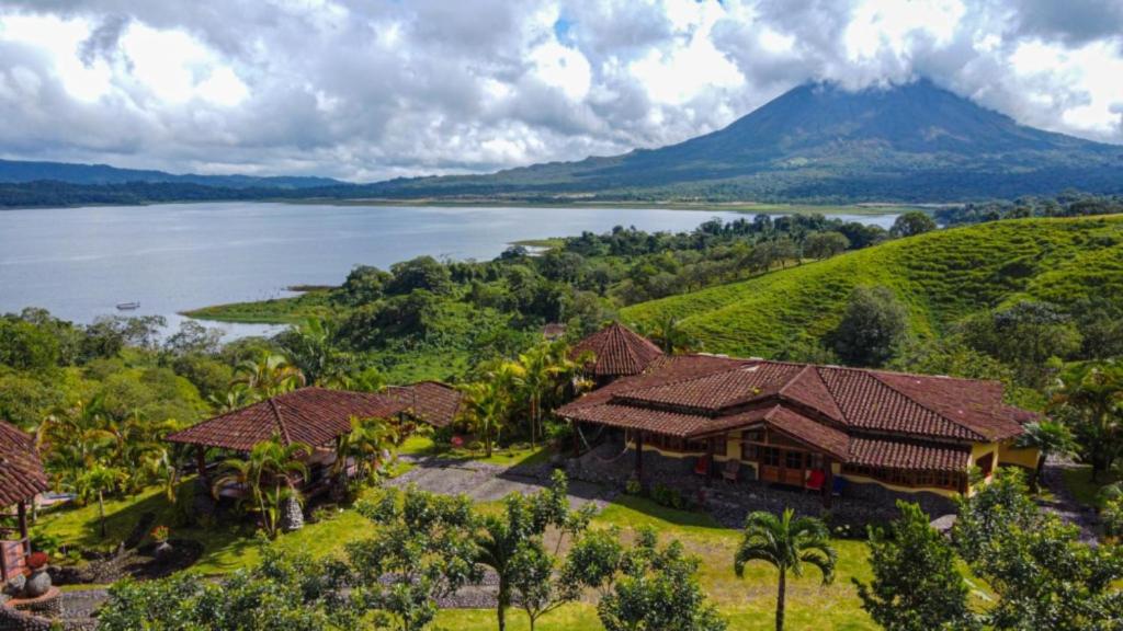 El FosforoPie in the Sky 3 Amazing Luxury Home with Lake and Volcano view的享有湖畔房屋的空中景致