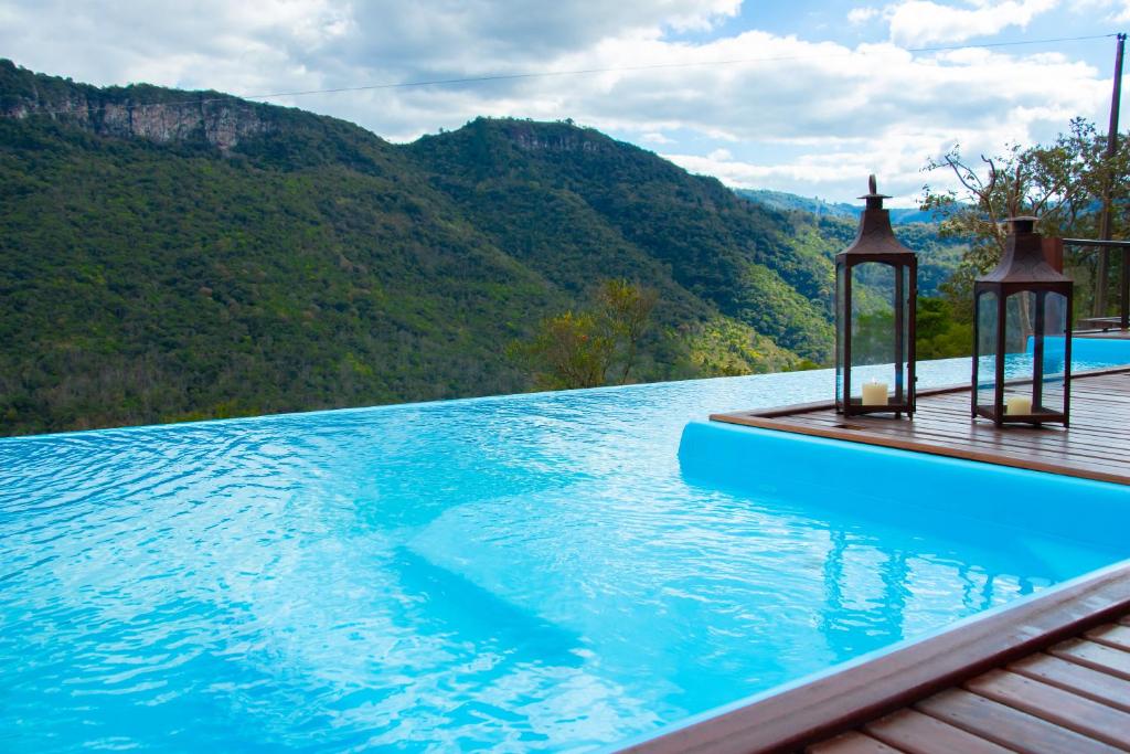 格拉玛多Valle Ristretto的一座山地游泳池